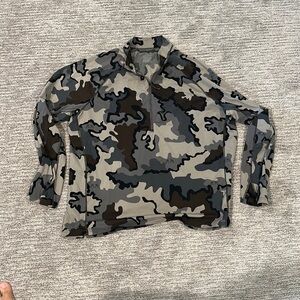 KUIU Peloton 118 1/4 zip in Vias.